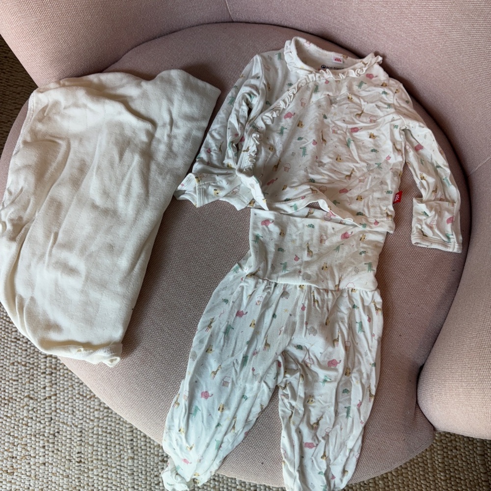 Magneticme swaddle blanket + outfit